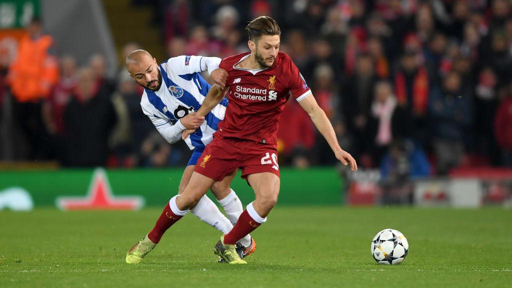 Adam Lallana dijegal Andre Andre pada pertandingan leg kedua babak 16 besar Liga Champions 2017/18. Copyright: GettyImages