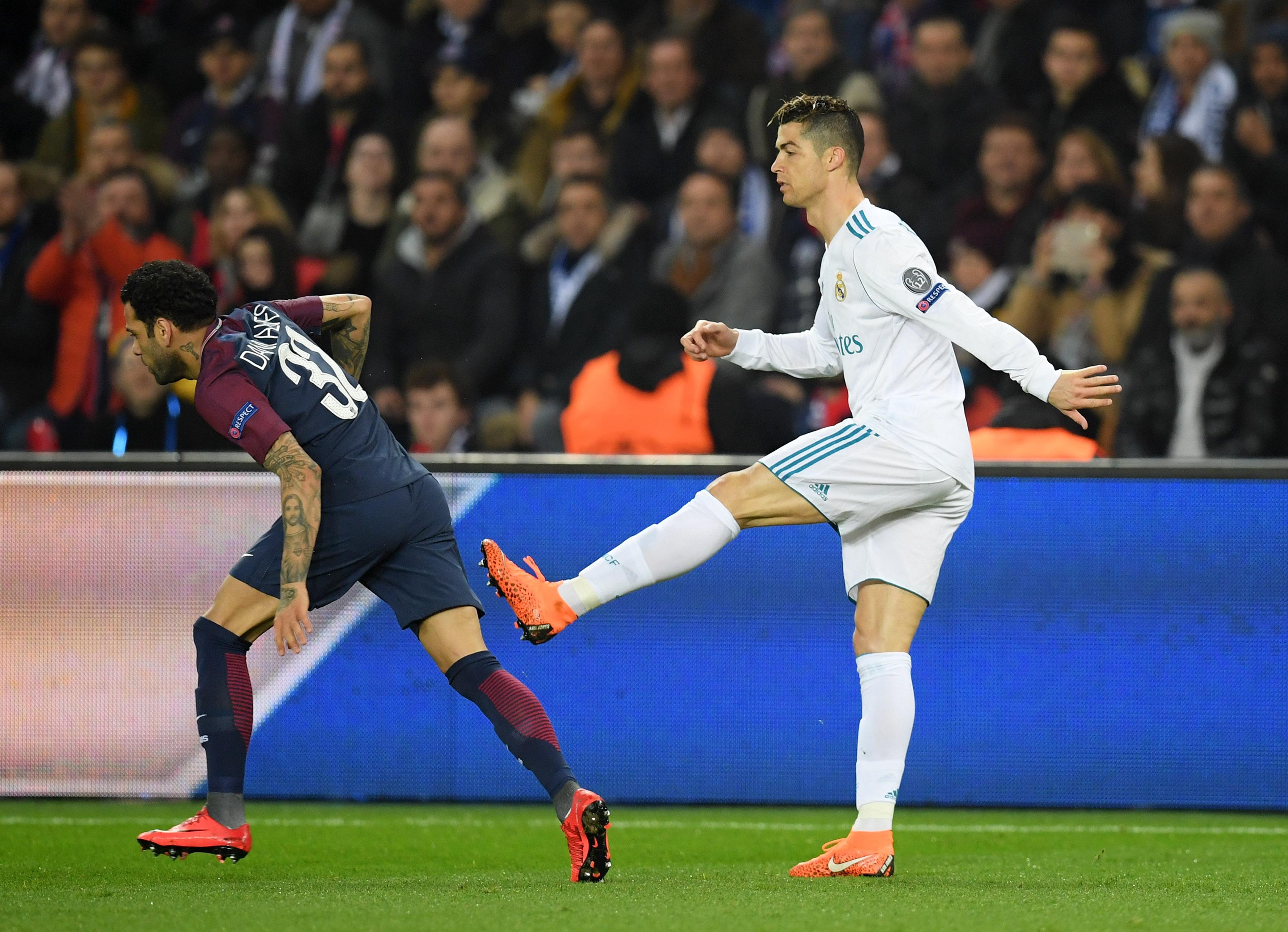 Ronaldo menendang Dani Alves pada pertandingan leg kedua babak 16 besar Liga Champions. Copyright: GettyImages
