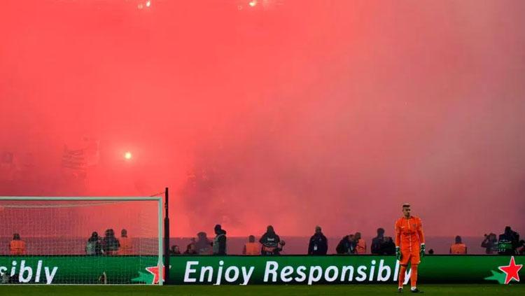 Kondisi kabut asap flare yang memenuhi Parc des Princes Copyright: AFP