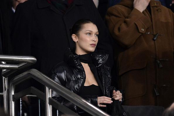 Bella Hadid menyaksikan laga PSG vs Madrid. Copyright: INDOSPORT
