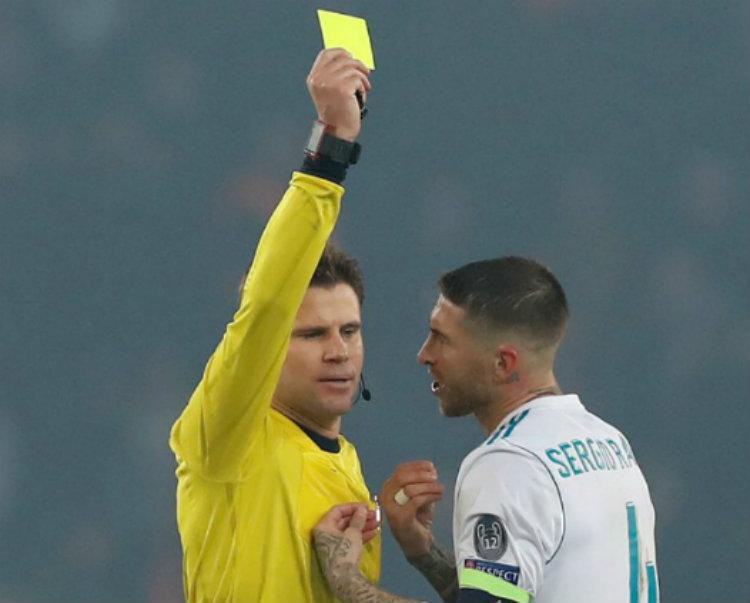 Sergio Ramos memprotes wasit. Copyright: Reuters