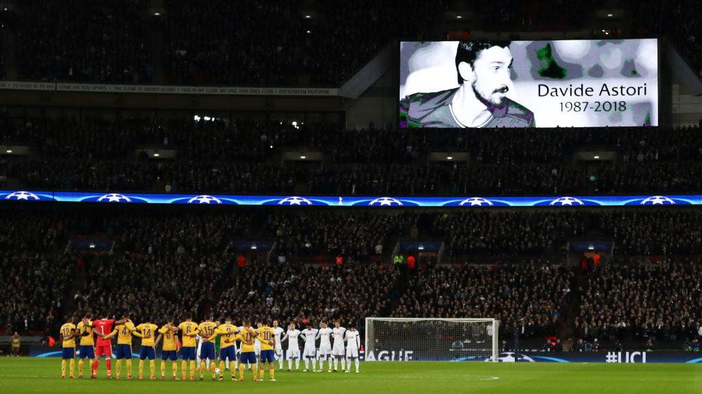 Kedua tim mengheningkan cipta untuk mendiang Davide Astori.