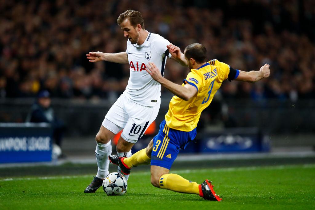 harry Kane dijegal Chiellini. Copyright: GettyImages