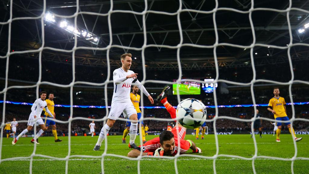 Buffon saat kebobolan di babak pertama. Copyright: GettyImages