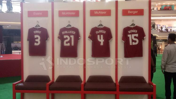Empat jersey legenda Liverpool di Mal Taman Anggrek Jakarta. - INDOSPORT