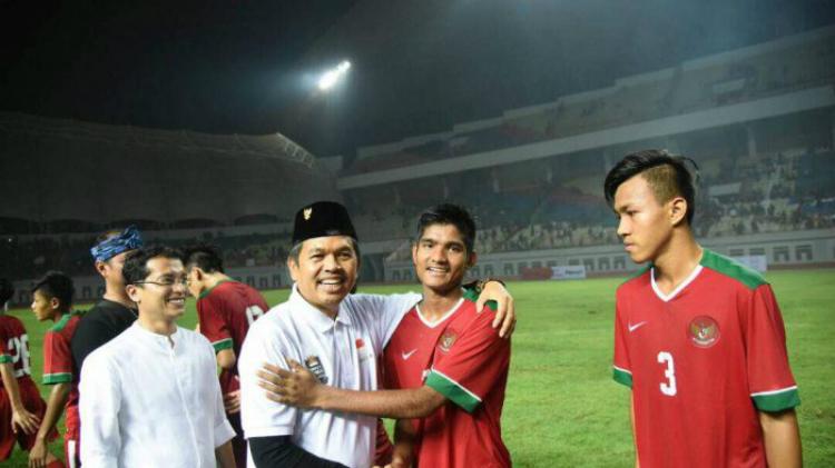 Bupati Purwakarta, Dedi Mulyadi dan pemain Timnas u-16, Yadi Mulyadi Copyright: Internet