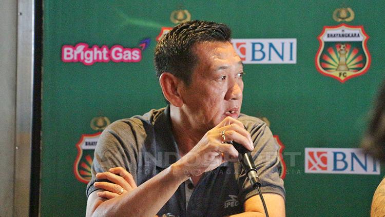 Tony Ho dalam jumpa pers. Copyright: Fitra Herdian/INDOSPORT