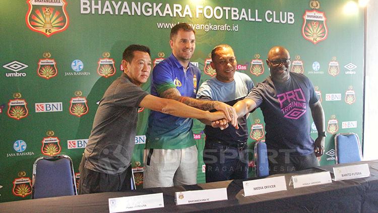Persipura Jayapura, Bhayangkara FC, Persela Lamongan dan Barito Putera dalam jumpa pers. Copyright: Fitra Herdian/INDOSPORT