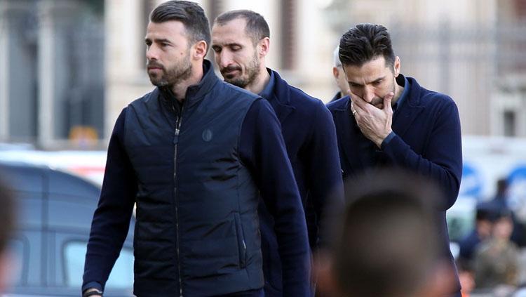 Buffon, Barzagli, dan Chiellini menghadiri pemakanan Davide Astori. Copyright: Twitter Bleacher