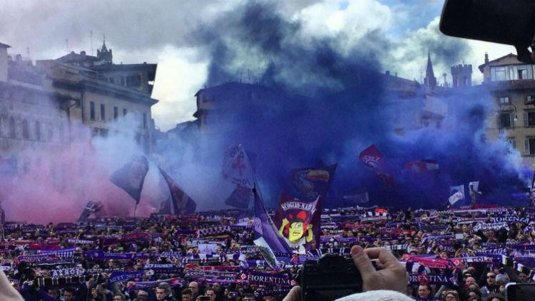 Fans Fiorentina Nyalakan Flare Copyright: twitter.com/ChloeJBeresford