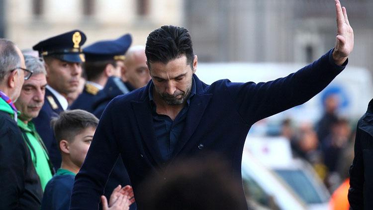 Buffon ikut menghadiri proses pemakaman Astori. Copyright: Reuters.