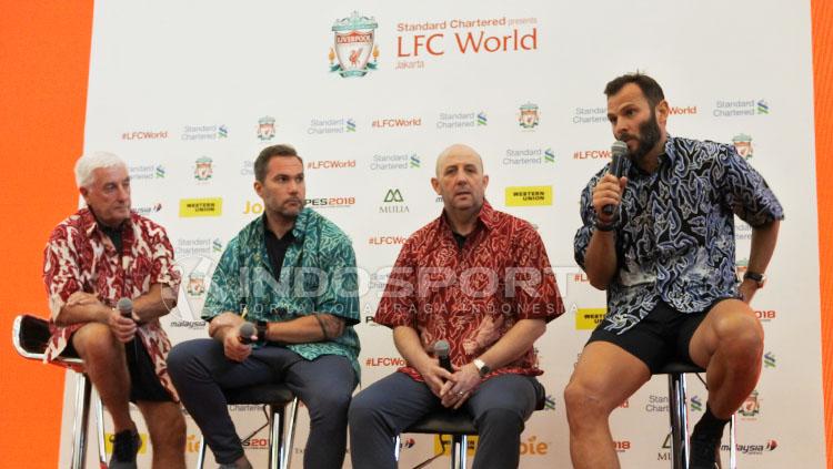 Legenda Liverpool FC, Gary McAllister, Roy Evans, Patrik Berger, dan Jason McAteer memakai baju batik di acara LFC World Jakarta.