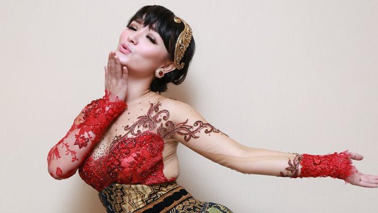Pedangdut papan atas tanah air, Zaskia Shinta atau yang lebih akrab dipanggil Zaskia Gotix baru baru ini tampil dengan gaya manisnya kala sedang berenang. - INDOSPORT