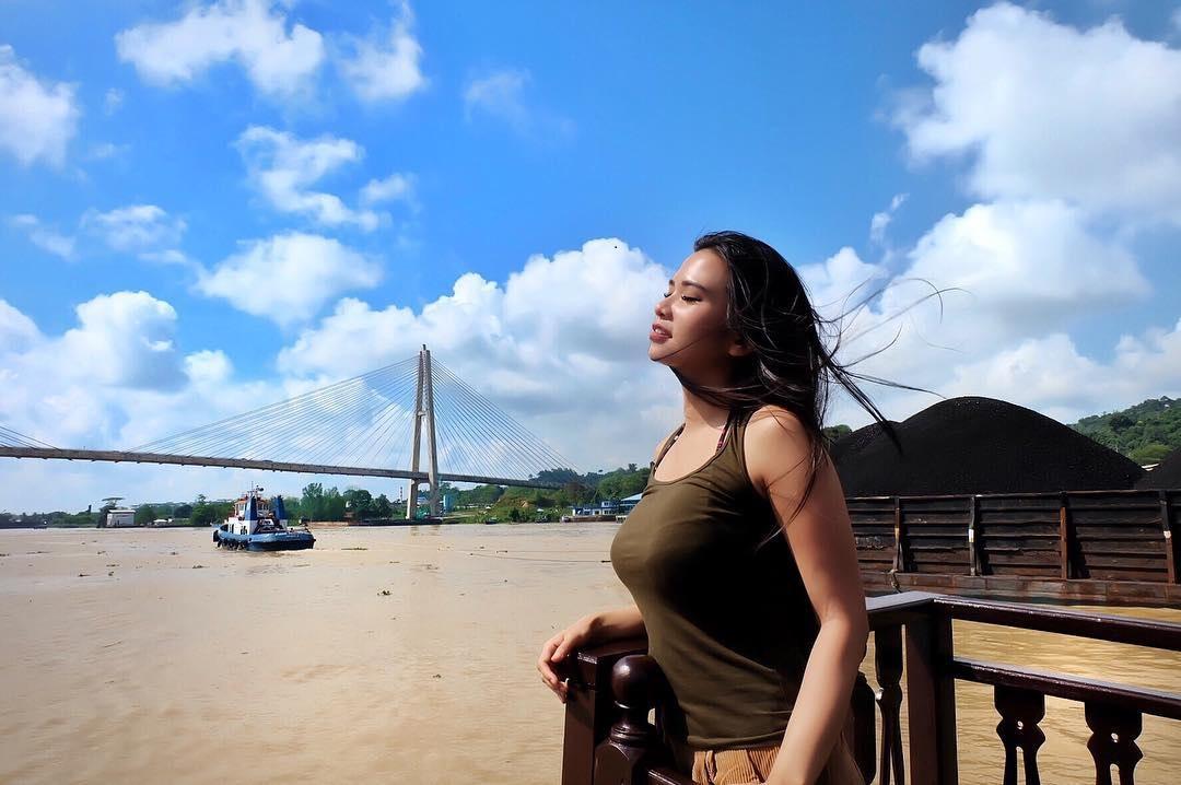 Maria Vania menghirup udara segar pantai. Copyright: Instagram@MariaVania