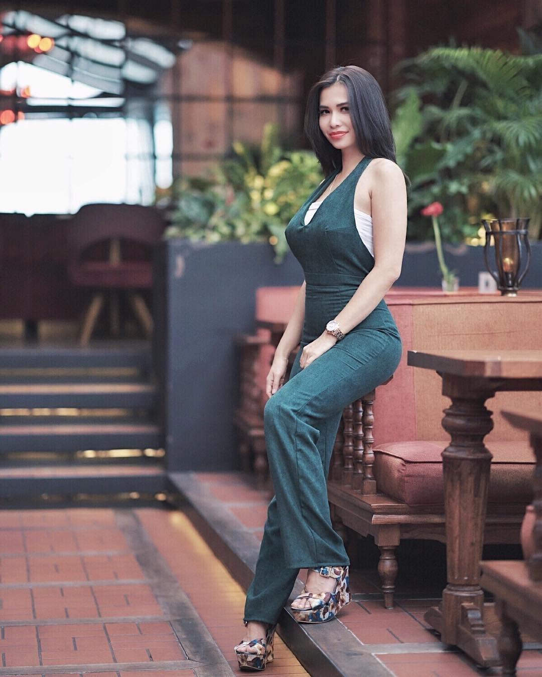 Potret Maria Vania di salah satu cafe. Copyright: Instagram@MariaVania