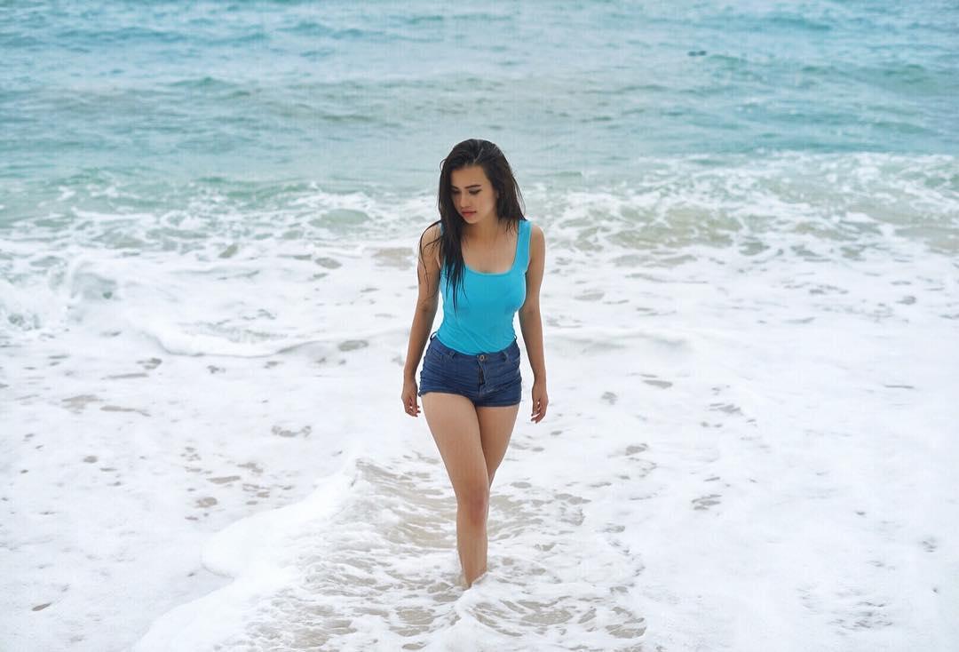 Maria Vania main basah-basahan di salah satu pantai. Copyright: Instagram@MariaVania
