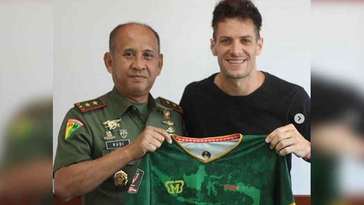Mariano Berriex (kanan) saat dikenalkan PS TIRA. - INDOSPORT