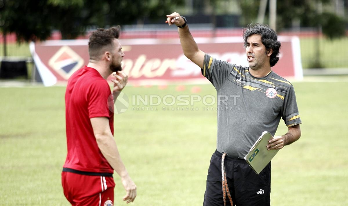 Pelatih Persija Jakarta, Stefano Cugurra Teco (kanan) berbicara dengan Marko Simic di sela-sela latihan. Herry Ibrahim