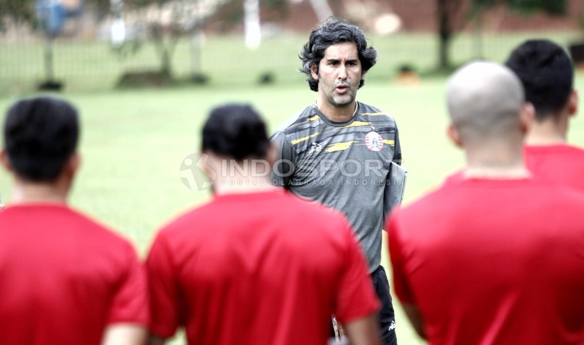 Pelatih Persija Jakarta, Stefano Cugurra Teco memberikan arahan kepada anak asuhnya sebelum melakukan latihan. Herry Ibrahim