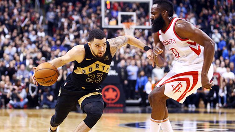 Fred VanVleet (no 23) membawa bola dan James Harden berusaha menggagalkan aksinya.