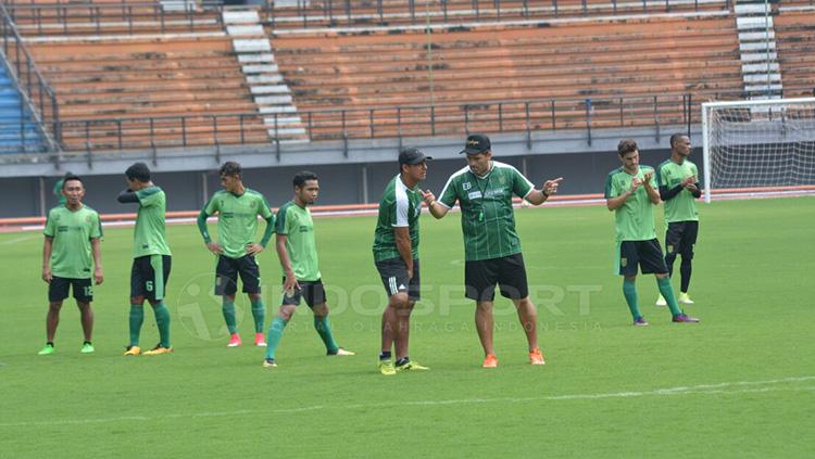 Alfredo Vera memimpin latihan.