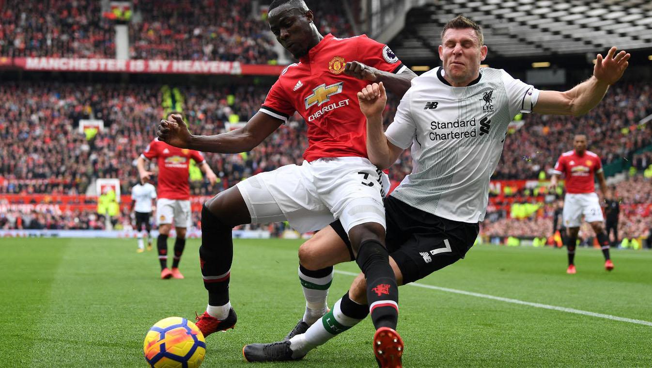 Eric Bailly menghadang pemain Liverpool