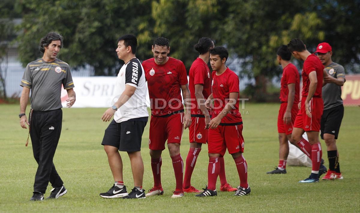 Pelatih Persija Jakarta, Stefano Cugurra Teco dan para pemainnya hendak melakukan latihan.