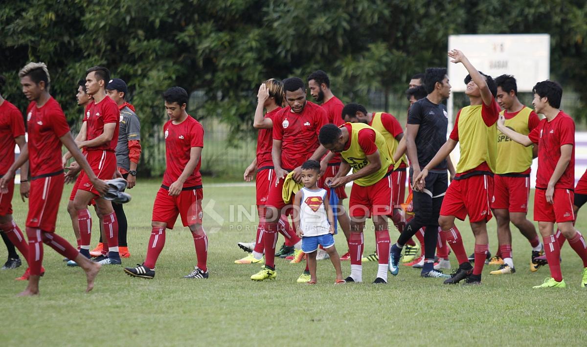 Latihan skuat Persija Jakarta, Sabtu (10/03/18) kemarin sore ternyata juga dihadiri oleh anak salah satu pemain.