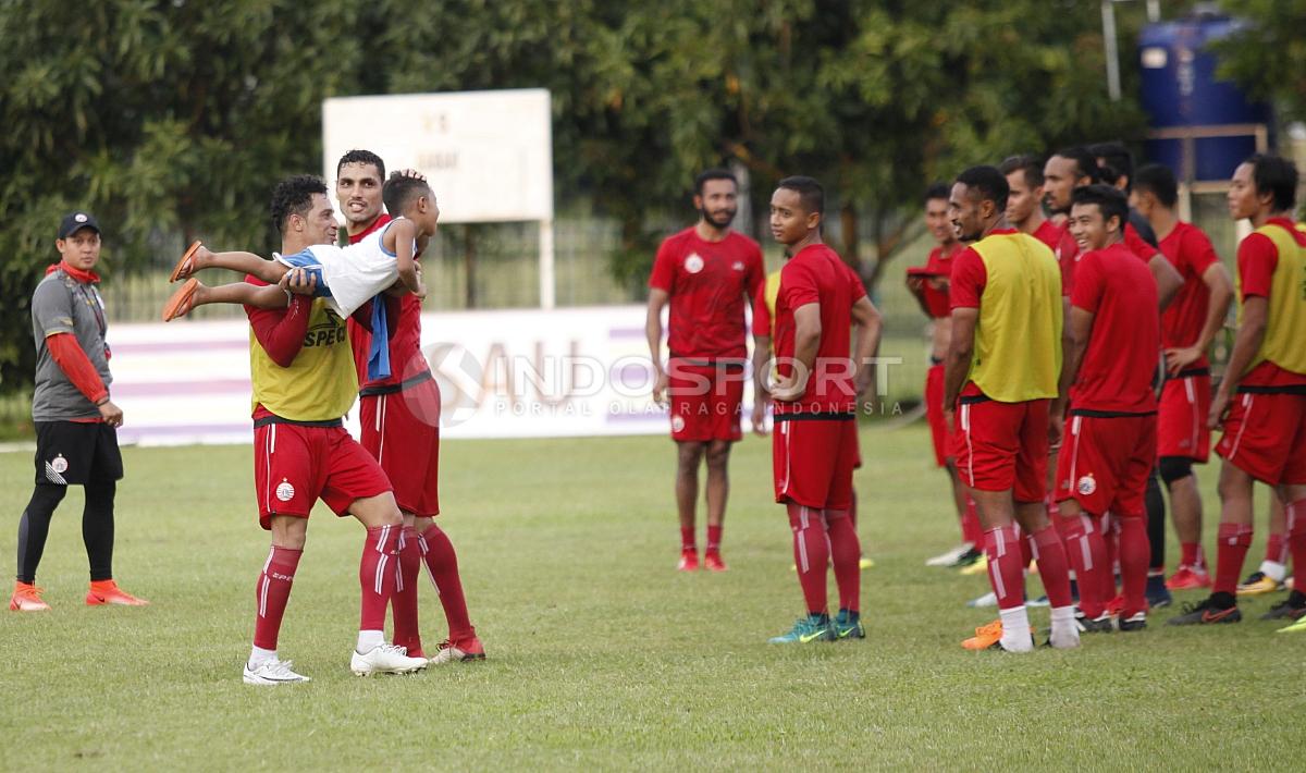 Skuat Persija Jakarta tengah bercanda dengan anak salah satu pemain.