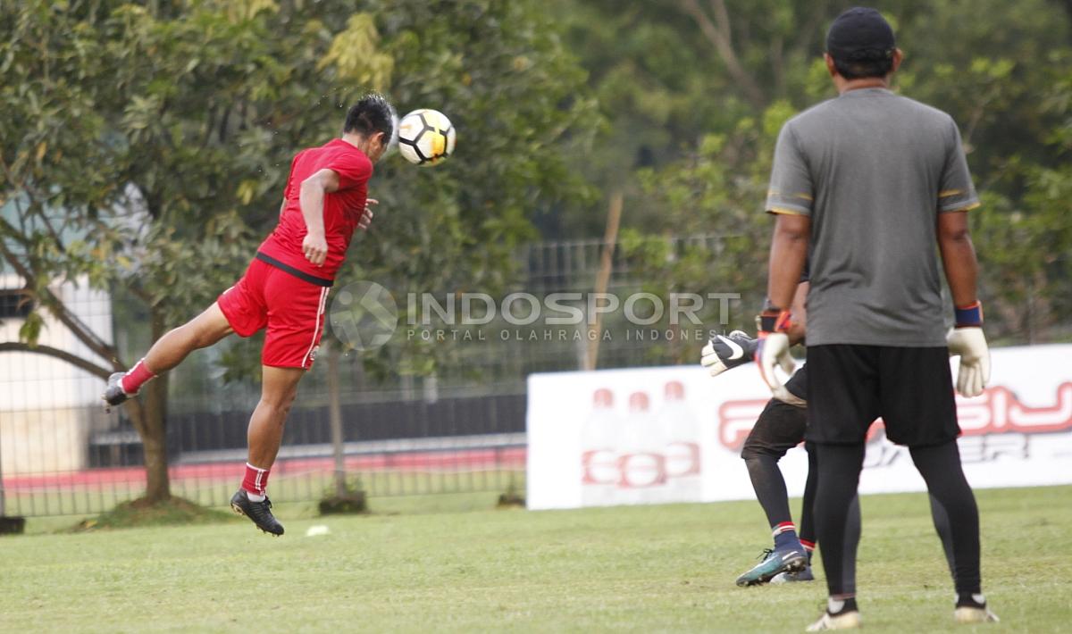Latihan menyundul bola dilakukan di depan gawang Persija Jakarta, dipantau oleh pelatih kiper.