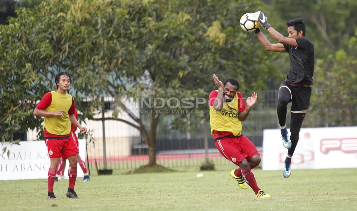 Kiper Persija Jakarta, Muhammad Rizky menangkap bola dalam sesi latihan kemarin sore.