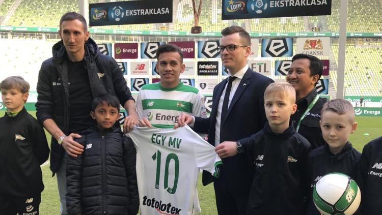 Egy Maulana Vikri resmi diperkanlkan oleh Lechia Gdańsk. Copyright: Twitter@Lechia Gdańsk