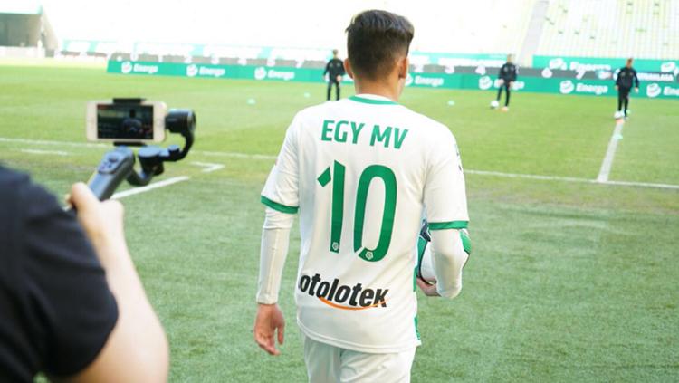 Egy Maulana Vikri Saat masuk ke dalam Stadion Energa Gdańsk. Copyright: Instagram@egymaulanavikri