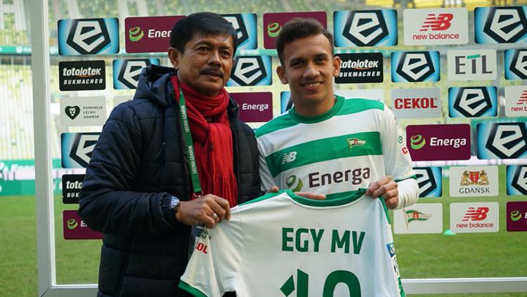 Egy Maulana Vikri bersama Indra Sjafri di Stadion Energa Gdańsk. - INDOSPORT