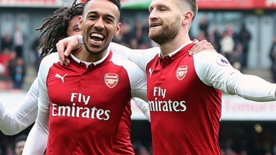 Klub Liga Inggris, Liverpool, dikaitkan dengan bintang Arsenal, Shkodran Mustafi (kanan).