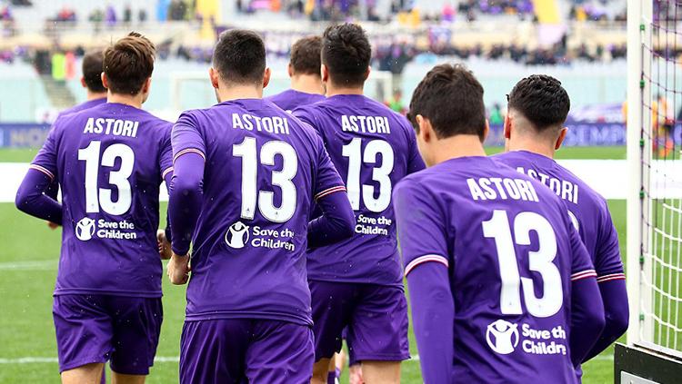 Para pemain Fiorentina mengenakan jersey bernamakan Davide Astori sebagai penghormatan. - INDOSPORT