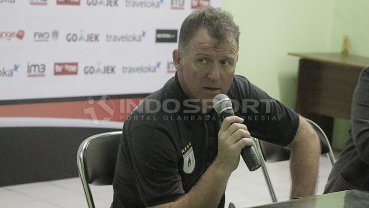 Pelatih Persipura, Peter Butler, dalam konferensi pers turnamen Jakajaya 2018.