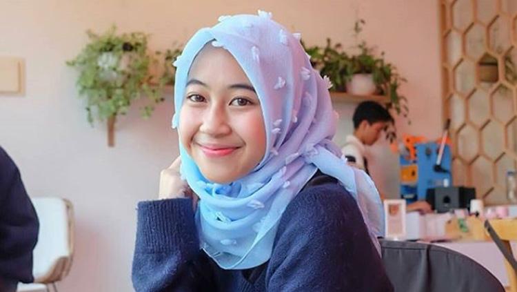 Pose Adiba Khanza di salah satu tempat rumah makan. Copyright: Instagram@AdibaKhanza