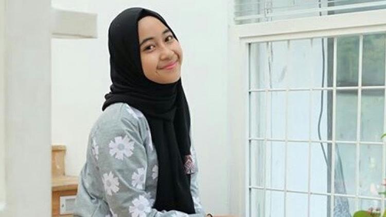 Senyum manis Adiba Khanza di salah satu rumah. - INDOSPORT