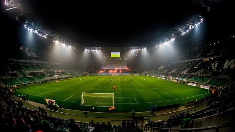 Suasana malam stadion di Polandia.