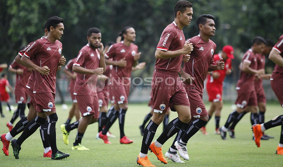 Para pemain Persija Jakarta melakukan jogging sebelum melakukan latihan. Copyright: Herry Ibrahim/Soicaumienbac.cc