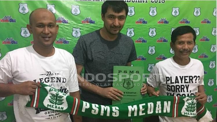 Dilshod Shafetdinov saat tekan kontrak di PSMS Medan.