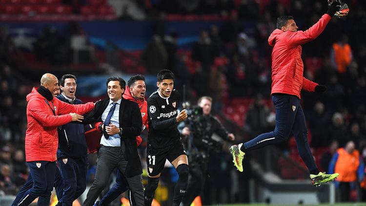 Para pemain Sevilla yang berada di bangku cadangan tak kuasa menahan rasa sukacita setelah mereka berhasil melaju ke babak perempatfinal Liga Champions 2017/18