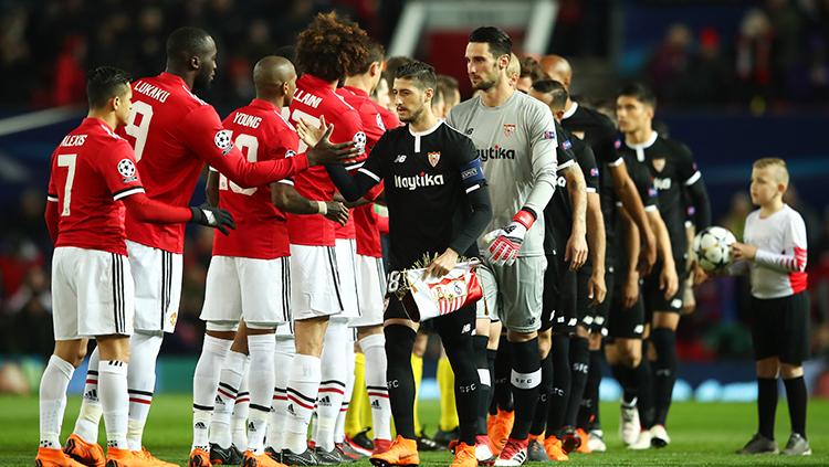 Pemain Manchester United dan Sevilla melakukan jabat tangan yang sebelum laga dimulai