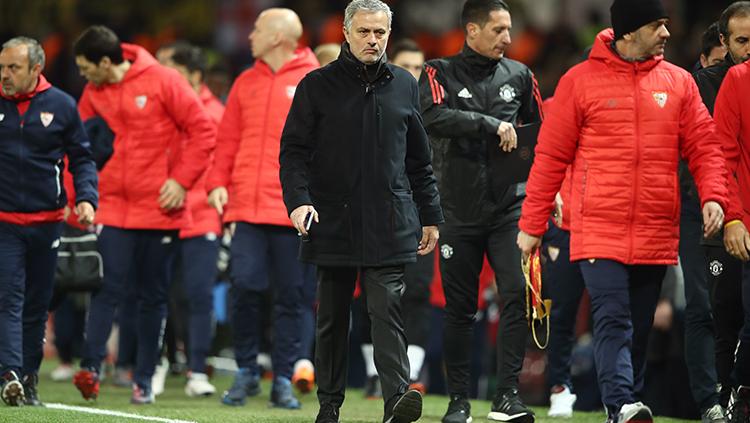 Pelatih Man United, Jose Mourinho meninggalkan lapangan setelah pertandingan usai Copyright: INDOSPORT
