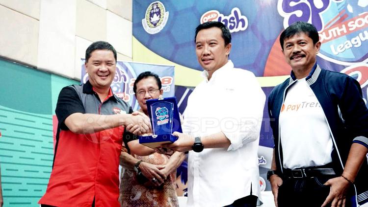 Penyelanggara Splash Youth Soccer League 2018 berjabat tangan dengan Imam Nahrawi. - INDOSPORT