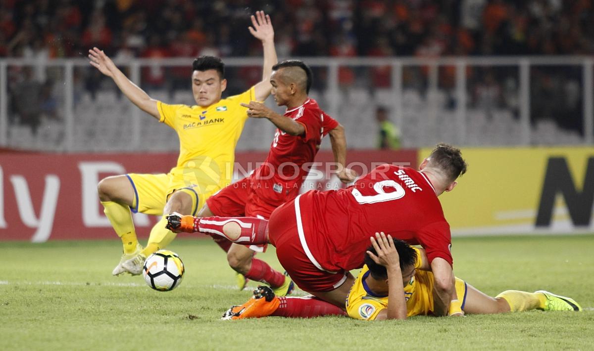 Kemelut di depan gawang Song Lam yang dimanfaatkan Riko Simanjuntak menjadi gol. Sayang gol tersebut dianulir wasit karena dianggap terjadi pelanggaran.