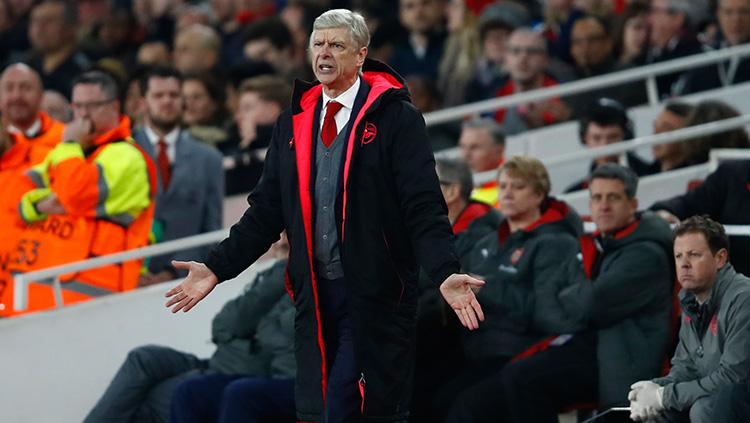 Arsene Wenger saat memberikan instruksi diluar lapangan.