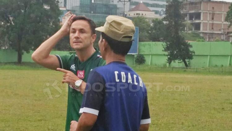 Dennis Wise saat berkomunikasi dengan Djanur.