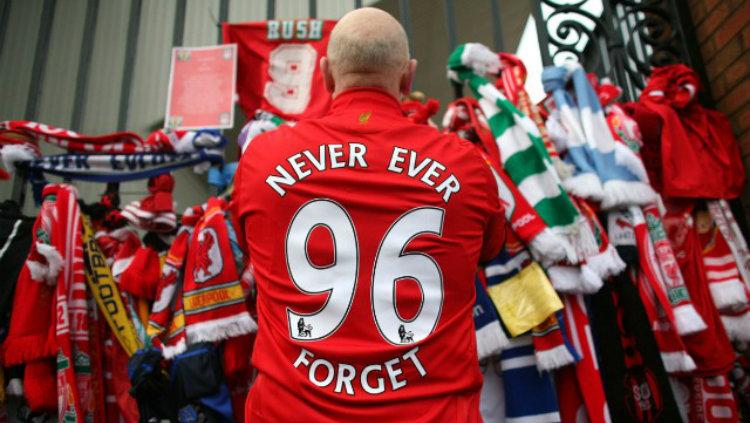 Suporter Liverpool di depan tempat peringatan para korban Hillsborough